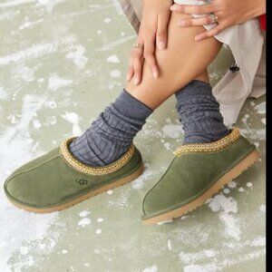 UGG Burnt Olive Tasman Slipper in Khaki. Size 7